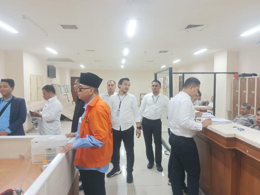 pimpinan-ponpes-al-zaytun-panji-gumilang-diperiksa-di-bareskrim_230822130107-577.jpg