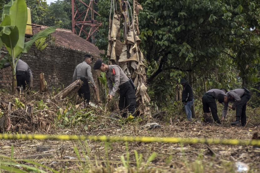 petugas-kepolisian-melakukan-penyisiran-saat-olah-tempat-kejadian-perkara_231024161419-637.jpg