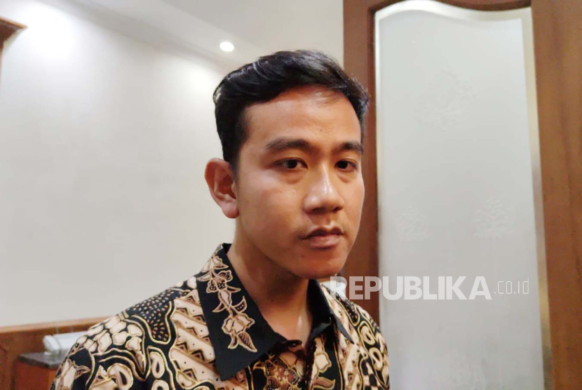 respon-gibran-disentil-sekjen-hasto-soal-privilege-jokowi-senin_231030164935-389.jpeg