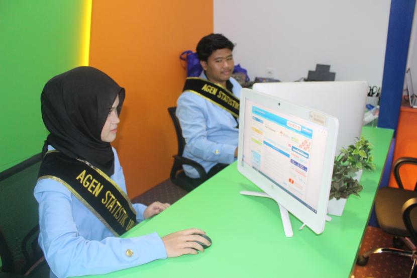 agen-statistik-unisba-sedang-membuka-data-di-pojok_231203080726-821.jpeg