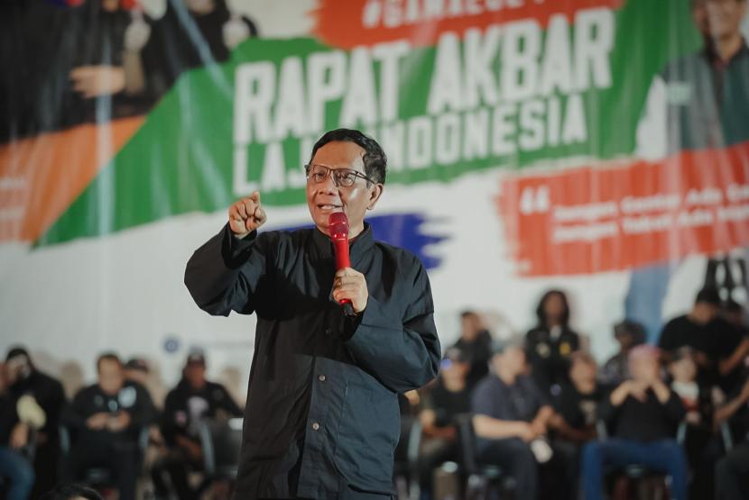 cawapres-nomor-urut-3-mahfud-md-saat-menghadiri-rapat_231210004407-529.jpg