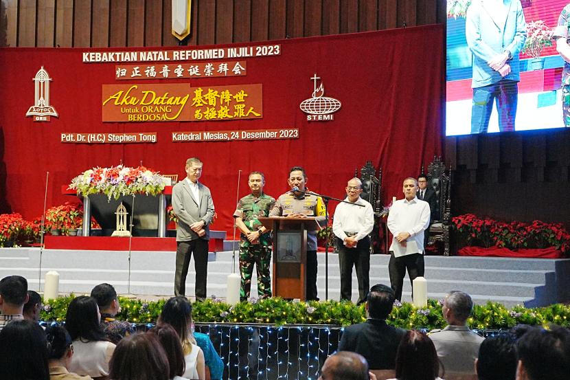 kapolri-jenderal-listyo-sigit-prabowo-meninjau-gereja-reformed-injili_231225112653-358.jpg