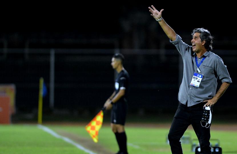 pelatih-bali-united-stefano-cugurra-memberikan-instruksi-saat-pertandingan_220315202403-215.jpg