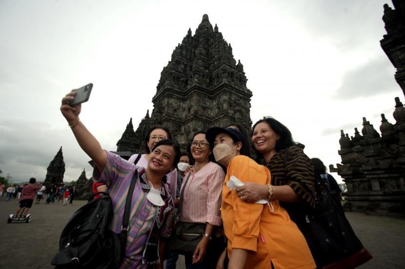 pengunjung-berswafoto-saat-berwisata-di-candi-prambanan-sleman-d_221008203528-915.jpg