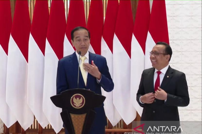presiden-jokowi-mengenakan-dasi-berwarna-kunig-saat-bertolak-ke_231216103018-638.jpg