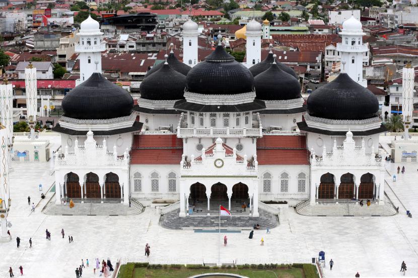 sejumlah-wisatawan-mengunjungi-masjid-raya-baiturahman-yang-menjadi-salah_220711143720-870.jpg