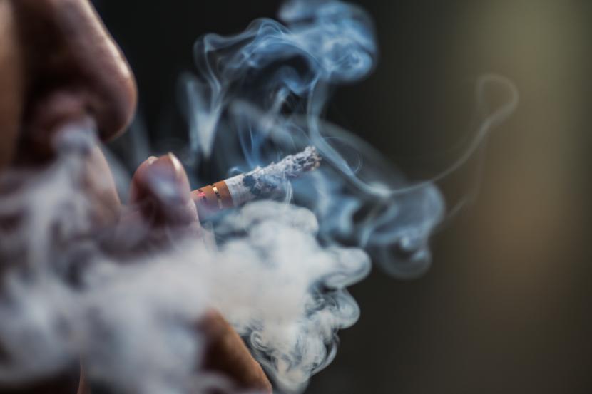 seorang-pria-merokok-ilustrasi-asap-rokok-amat-berbahaya-bagi_230809134944-940.jpg