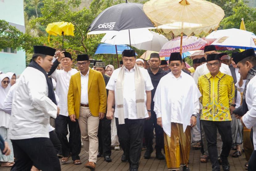 ketua-umum-dpp-partai-golkar-airlangga-hartarto-saat-bersilaturahim_240120144719-318.jpg