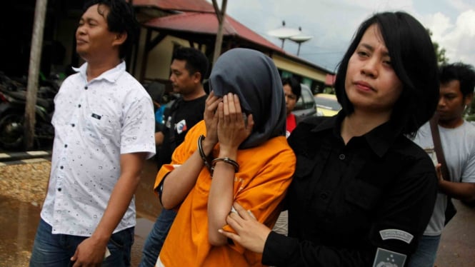 5c132cf054c6f-ilustrasi-penangkapan-pelaku-kejahatan-borgol_665_374.jpg