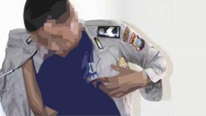 660e57f4d908e-palak-thr-ke-pedagang-polisi-gadungan-diringkus-di-polres-jaktim_665_374.jpeg