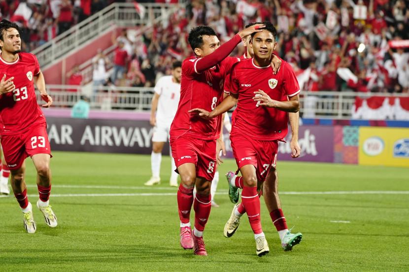 gelandang-timnas-indonesia-u-23-marselino-ferdinan-tengah-merayakan-golnya_240421232548-300.jpg