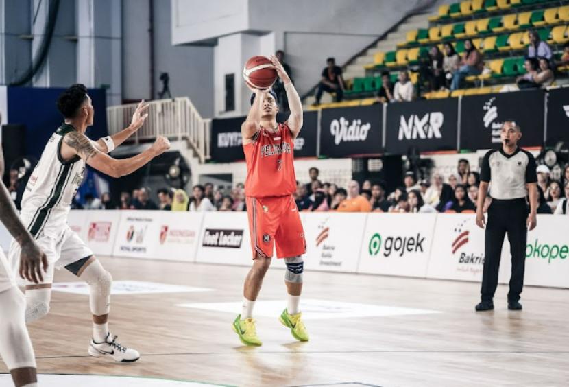 point-guard-pelita-jaya-basketball-andakara-prastawa-melepaskan-tembakan_240504060627-895.png