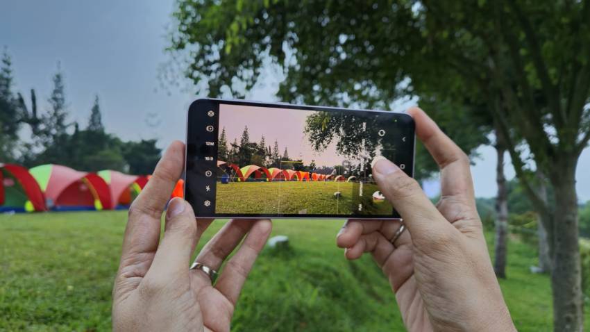 tipis-bikin-foto-malam-estetik-saat-berkemah-menggunakan-hp-ssq.jpg