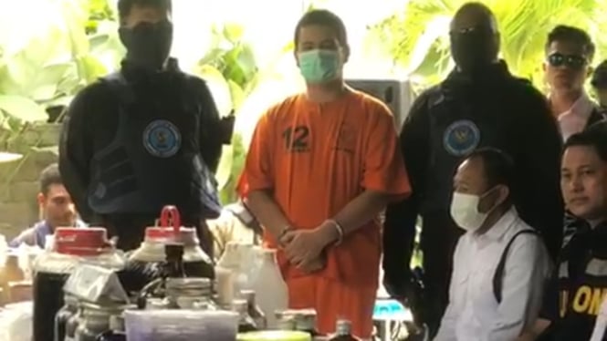 66a0935f06acd-bnn-ri-tangkap-wn-filipina-pemilik-clandestine-laboratory-narkotika-jenis-dmt-di-bali_665_374.jpg