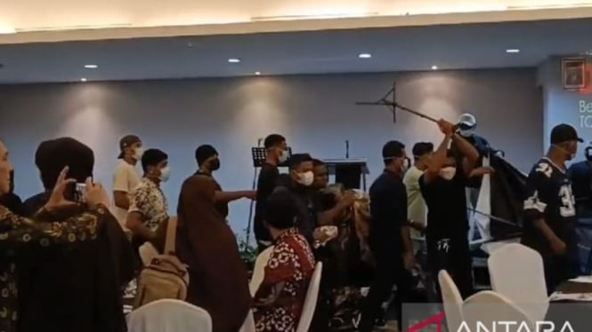 66f834d5d22c4-otk-melakukan-pembubaran-acara-diskusi-di-hotel-grand-kemang_665_374.jpg
