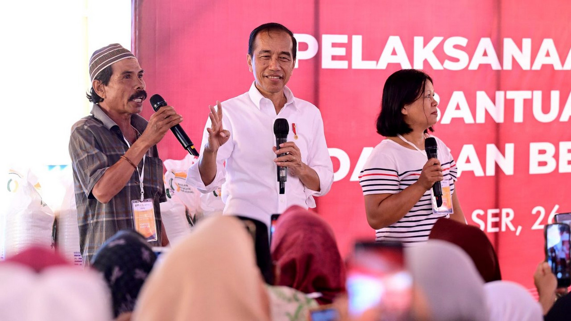 4200Presiden_Tinjau_Ketersediaan_Beras_dan_Serahkan_Bantuan_Pangan_di_Tanah_Grogot.jpg