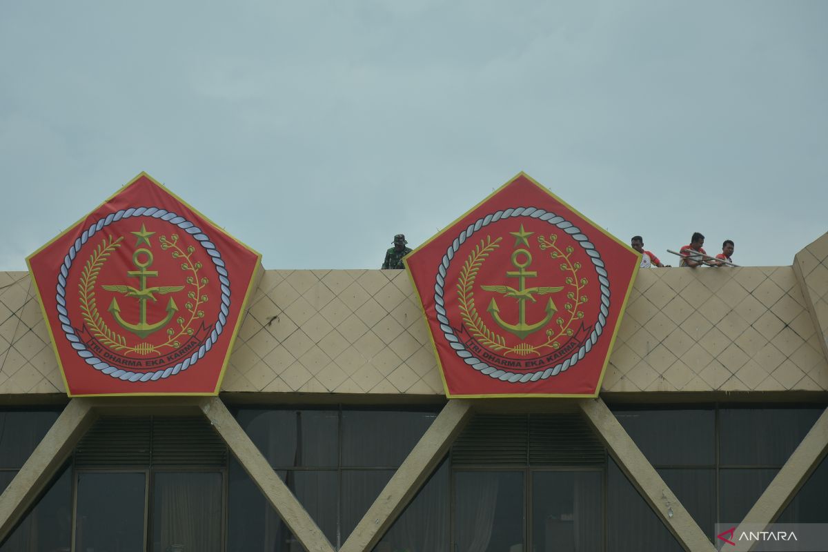 antarafoto-pemasangan-papan-dan-logo-tni-di-pemkot-magelang-030223-aez-2.jpg