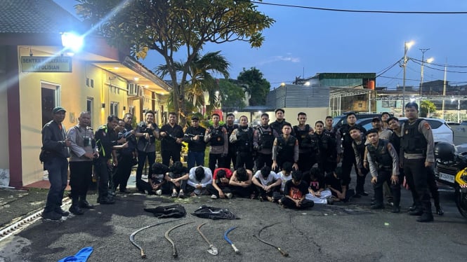 6801cd20efb3e-10-orang-di-jakpus-diciduk-polisi-pagi-pagi-gegara-bawa-ini_665_374.jpg