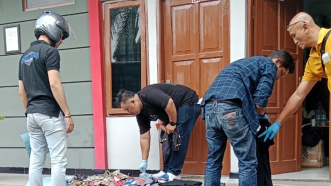 68020b4aab483-polisi-geledah-kantor-kos-oknum-dokter-kandungan-lecehkan-pasien_665_374.jpg