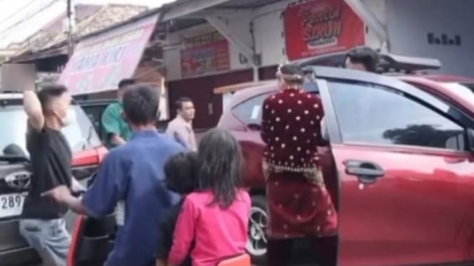 6820be448fb6f-tangkapan-layar-video-calon-pengantin-diserang-orang-tidak-dikenal-sesaat-turun_665_37.jpeg