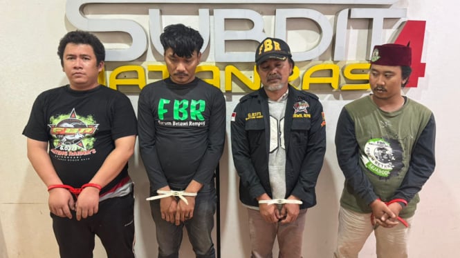 68277f1f3c7ac-ketua-fbr-bojongsari-dan-3-anak-buah-ditangkap-palak-pedagang-rp1-juta-sejak-2021_665.jpeg
