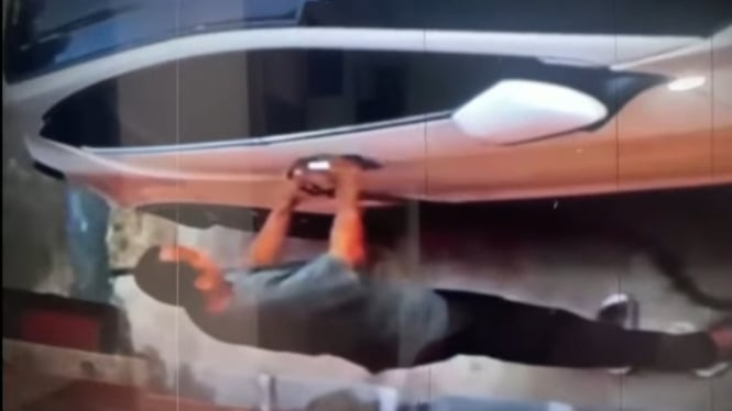 682f19b02edf1-viral-parkir-mobil-di-rumah-sendiri-diminta-uang-parkir-sama-preman-pelaku-pun-dijempu.jpeg