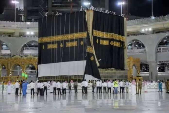 arab-saudi-ganti-kiswah-ini-sejarah-selimut-kiblat-dengan-emas-seberat-60-kg-xdy.jpg