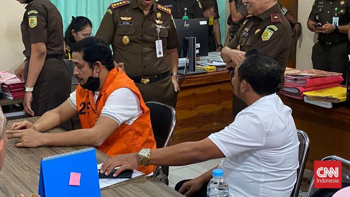 eks-kapolres-ngada-akbp-fajar-wodyadharma-diserahkan-ke-kejaksaan-1749560050783_169.jpeg