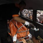 5862442116921-petugas-kepolisian-bawa-jenazah-korban-pulo-mas_665_374.jpg