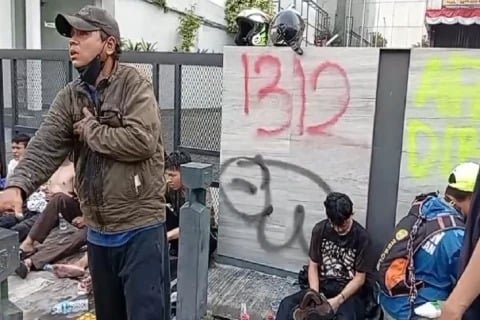 korban-gas-air-mata-aksi-demo-di-mako-brimob-kwitang-dan-polda-berjatuhan-ini-efeknya-hsl.jpg