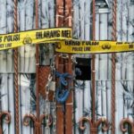 6376129e2fa4a-garis-polisi-terpasang-di-rumah-keluarga-yang-tewas-di-kalideres-jakarta-barat_665_374.jpeg