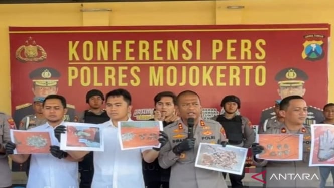 68bef23fcb87f-polres-mojokerto-menunjukkan-foto-barang-bukti-pelaku-pembunuhan-mutilasi_665_374.jpg
