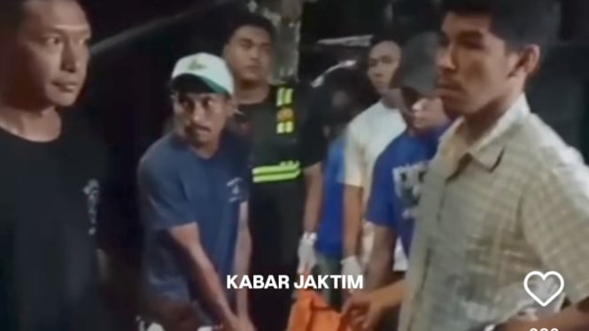 68c6baeade86c-warga-evakuasi-mahasiswa-korban-pembunuhan-di-ciracas_665_374.jpg